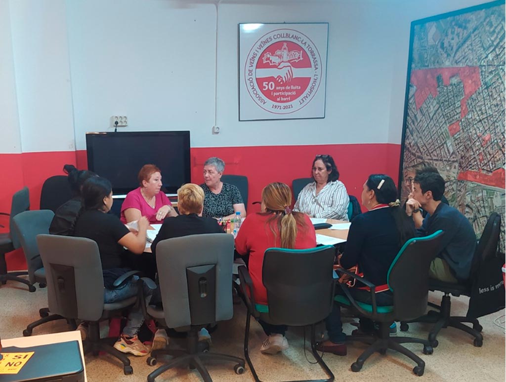 Reunió AA.VV Collblanc La Torrassa i veïns/es de la Plaça Solidaritat Reunió AA.VV Collblanc La Torrassa las Ampas de los Colegios del Barrio